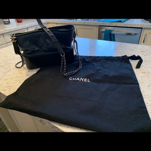 Chanel purse. Hobo bag in navy. Like new. - Picture 2 of 5